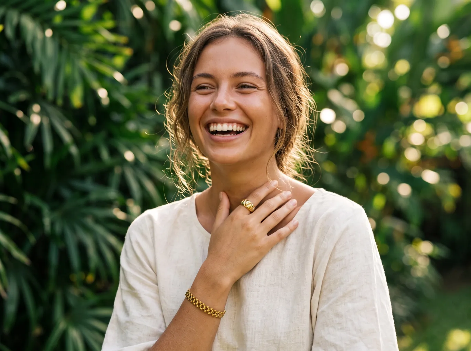 Lachende vrouw met een gouden ring en bangle van Noa Lily